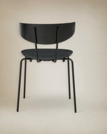 Detalle de silla de comedor Herman negra de cuero