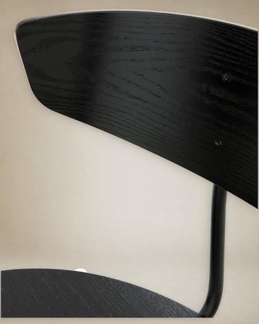 Silla de comedor Herman negra de cuero en otra perspectiva