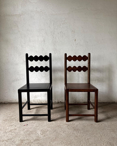 Sillas Raaga de madera recuperada con acabado negro