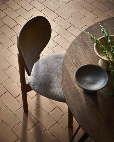 Silla de comedor MUUBS junto a una mesa, vista desde arriba