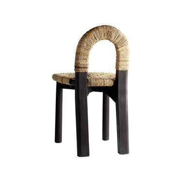Silla de comedor de teca reciclada y hoja de plátano de Tine K Home en ambiente