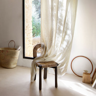 Silla de comedor de teca reciclada y hoja de plátano en una composición de Tine K Home