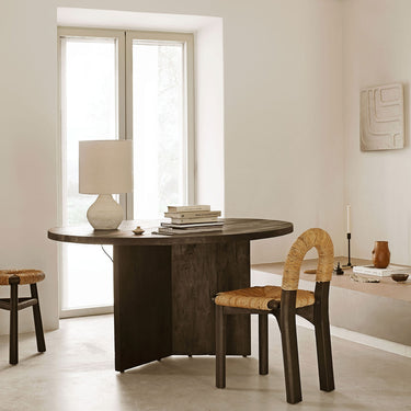 Proporciones de silla de comedor de teca reciclada y hoja de plátano de Tine K Home