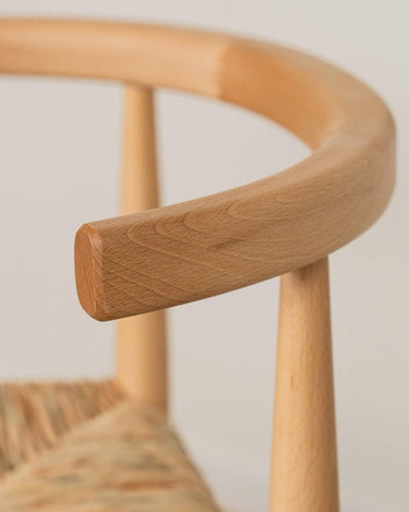 Detalle de silla de chopo barnizada con asiento de enea de Cestería Aparici