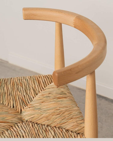 Vista adicional de silla de chopo barnizada con asiento de enea