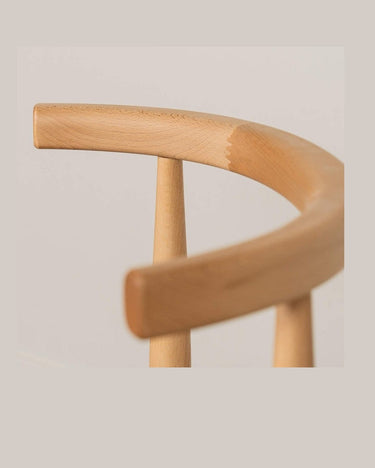 Vista adicional de silla de chopo barnizada con asiento de enea