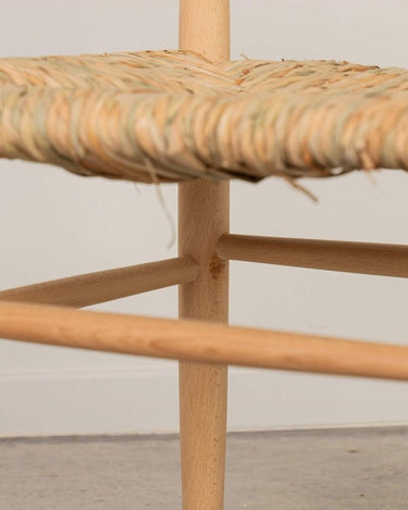 Vista adicional de silla de chopo barnizada con asiento de enea