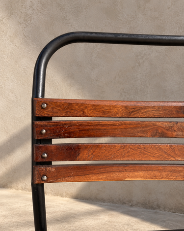 Detalle del respaldo de las sillas vintage francesas con lamas de madera y fijaciones metálicas