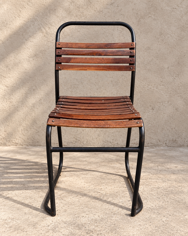 Silla de exterior vintage francesa de estilo bistró, madera marrón y metal negro, vista frontal