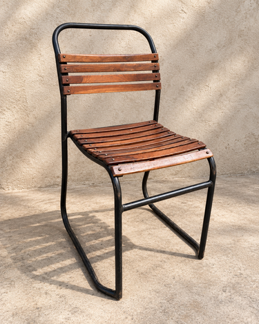 Silla bistró vintage de madera y metal negro vista en tres cuartos
