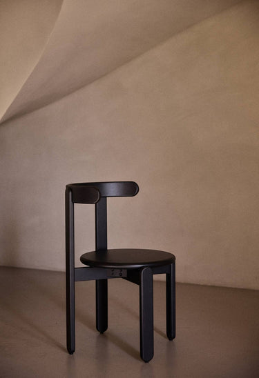 Sillas de Gabrielle Paris, proporción y material de silla de fresno lacado negro
