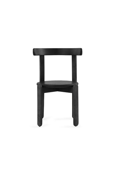 relación entre material y forma de silla de fresno lacado negro de Gabrielle Paris