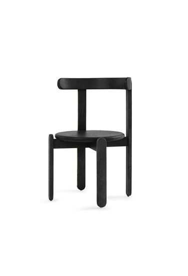 volumen y estructura de silla de fresno lacado negro de Gabrielle Paris