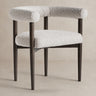 Silla de fresno negro poliéster gris de Vical sobre pared topo claro texturizada