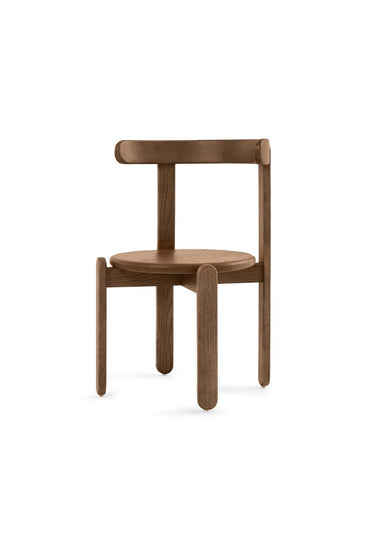 Sillas de Gabrielle Paris, proporción y material de silla de fresno en nogal