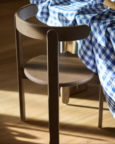 relación entre material y forma de silla de fresno en nogal de Gabrielle Paris