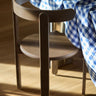 relación entre material y forma de silla de fresno en nogal de Gabrielle Paris