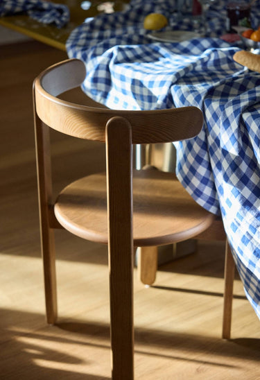 acabado y tono de silla de fresno en teca de Gabrielle Paris