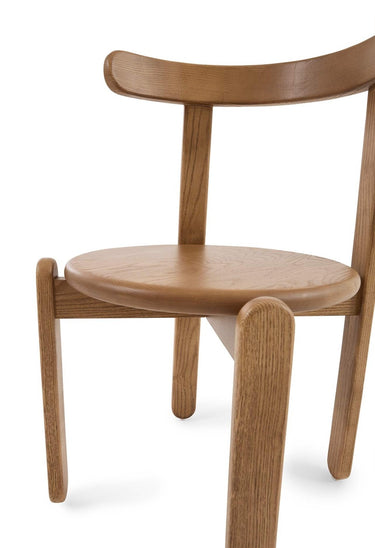 composición de materiales de silla de fresno en teca de Gabrielle Paris