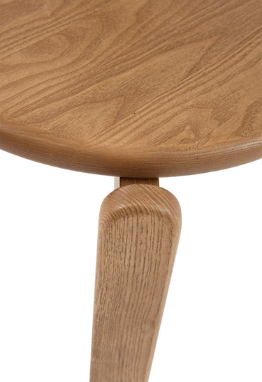escala dentro del conjunto de silla de fresno en teca de Gabrielle Paris