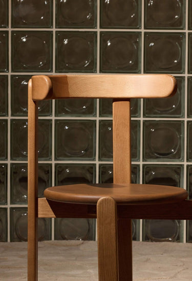 Sillas de Gabrielle Paris, proporción y material de silla de fresno en teca