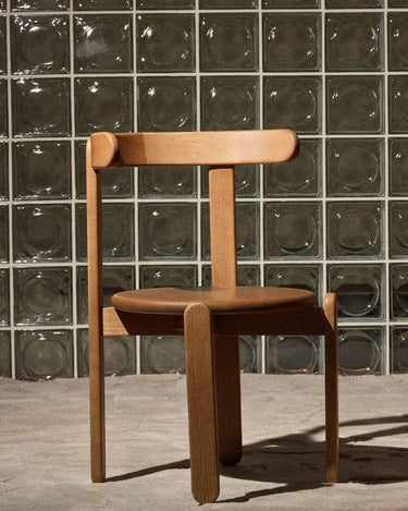 Silla de Gabrielle Paris, silueta y acabado de silla de fresno en teca