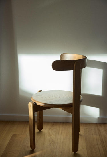 volumen y estructura de silla de fresno en teca de Gabrielle Paris
