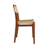 Detalle de silla de haya marrón con asiento trenzado de Kodu Home Design