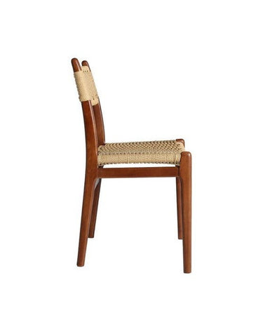 Detalle de silla de haya marrón con asiento trenzado de Kodu Home Design