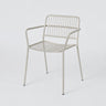 Silla de jardín beige gris con reposabrazos de Broste Copenhagen