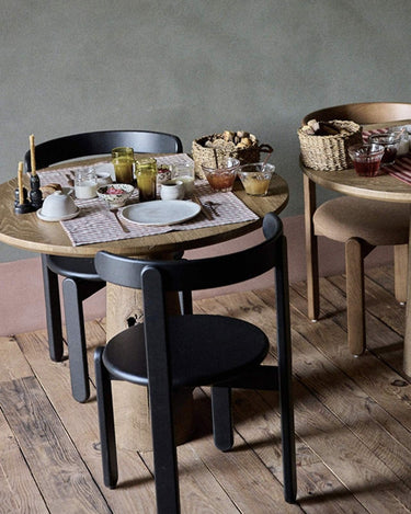 Silla Louison de fresno lasurado negro de Gabrielle Paris, en comedor