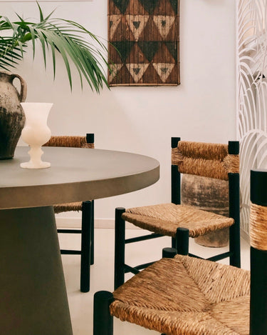Detalle de la estructura de madera y del asiento de fibra trenzada