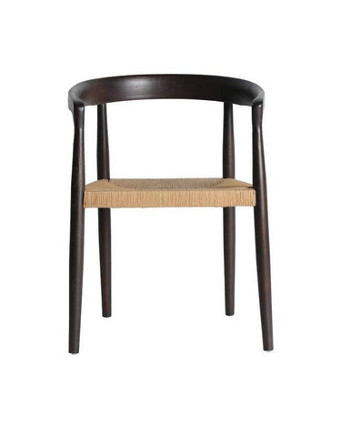 Detalle de silla negra de olmo con asiento trenzado de Kodu Home Design