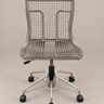Silla de oficina vintage Rascal de Niall O’Flynn, vista frontal centrada, con malla metálica y cinco ruedas.