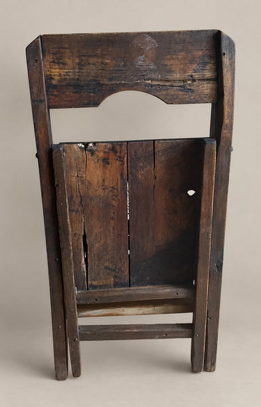 Silla plegable cerrada vista de frente con asiento levantado