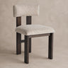 Silla tapizada en poliéster beige y fresno negro de Vical sobre pared topo claro texturizada