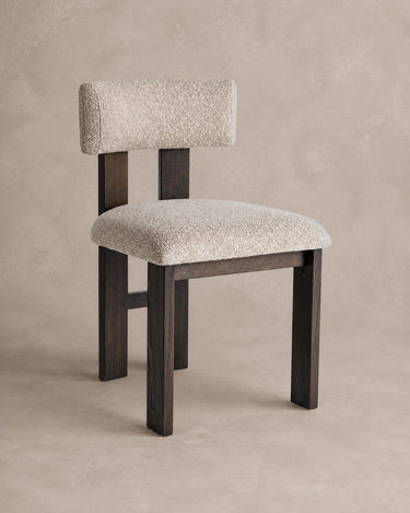 Silla tapizada en poliéster beige y fresno negro de Vical sobre pared topo claro texturizada
