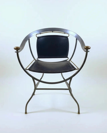 Sillón “Pompei” de Alberto Orlandi en acero, piel y latón