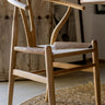 Detalle de silla de comedor de olmo macizo con asiento de papel trenzado de Andrea House
