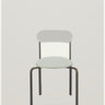 Silla de Gabrielle Paris, silueta y acabado de silla tapizada de acero cromado negro