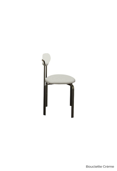 Sillas de Gabrielle Paris, proporción y material de silla tapizada de acero cromado negro