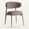 Silla tapizada en topo con madera de arce marrón claro de Vical