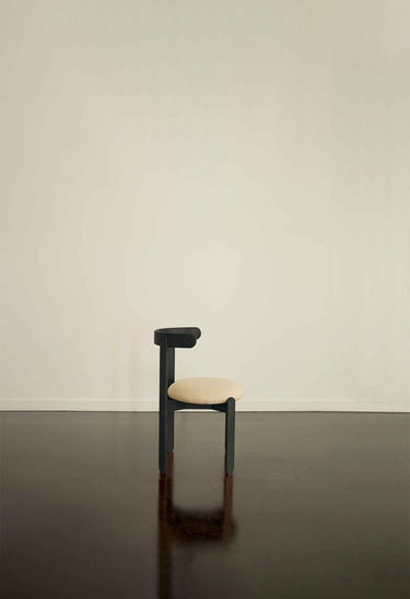Sillas de Gabrielle Paris, proporción y material de silla tapizada de madera lacada negra