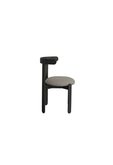 relación entre material y forma de silla tapizada de madera lacada negra de Gabrielle Paris