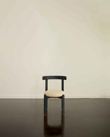 Silla de Gabrielle Paris, silueta y acabado de silla tapizada de madera lacada negra