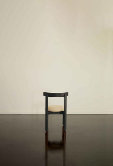 volumen y estructura de silla tapizada de madera lacada negra de Gabrielle Paris