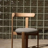 Silla tapizada de madera natural de Gabrielle Paris