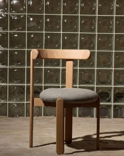 Silla tapizada de madera natural de Gabrielle Paris