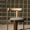 Silla tapizada de madera natural de Gabrielle Paris