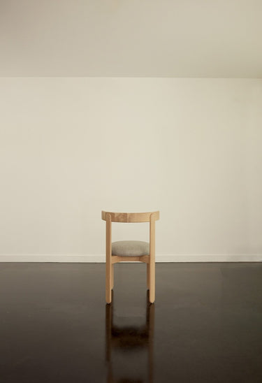 Sillas de Gabrielle Paris, proporción y material de silla tapizada de madera natural